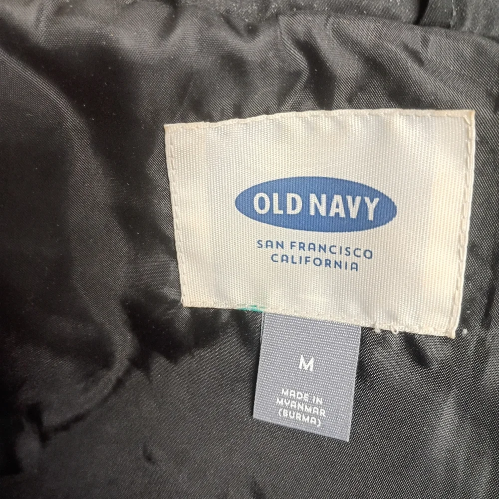Old Navy Quilted Sleeveless Puffer Vest in Black - Picture 2 of 3